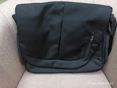 Stylish Black Messenger Bag for Everyday Use