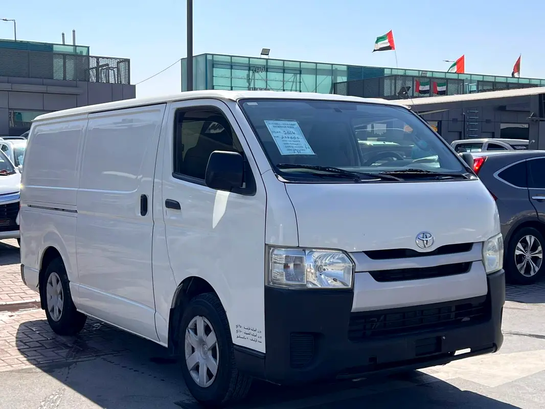 Toyota Hiace 2014 — photo 1 of 9