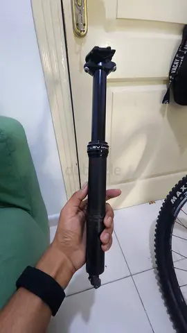 Mountain bike dropper seatpost and pedals