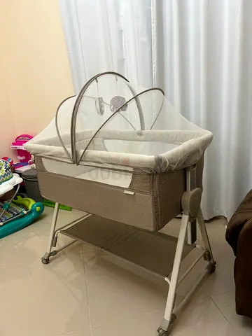 Baby bassinet (Juniors Percy Baby Bassinet with 7 Adjustable Heights)