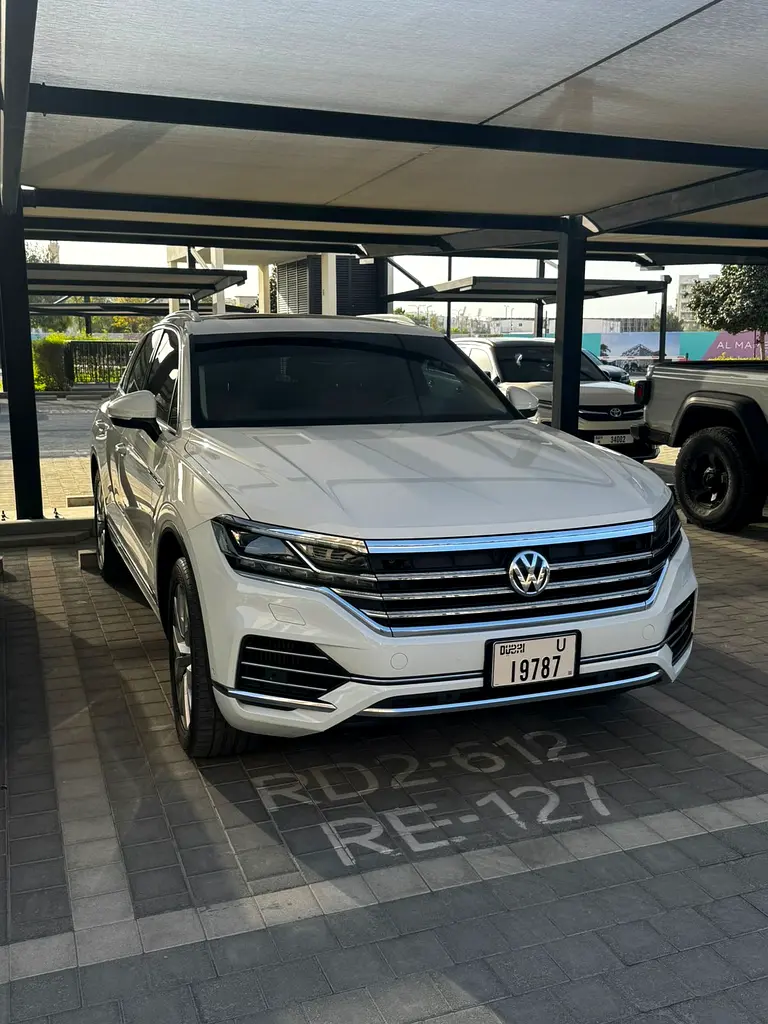 Volkswagen Touareg 2018 — photo 1 of 16