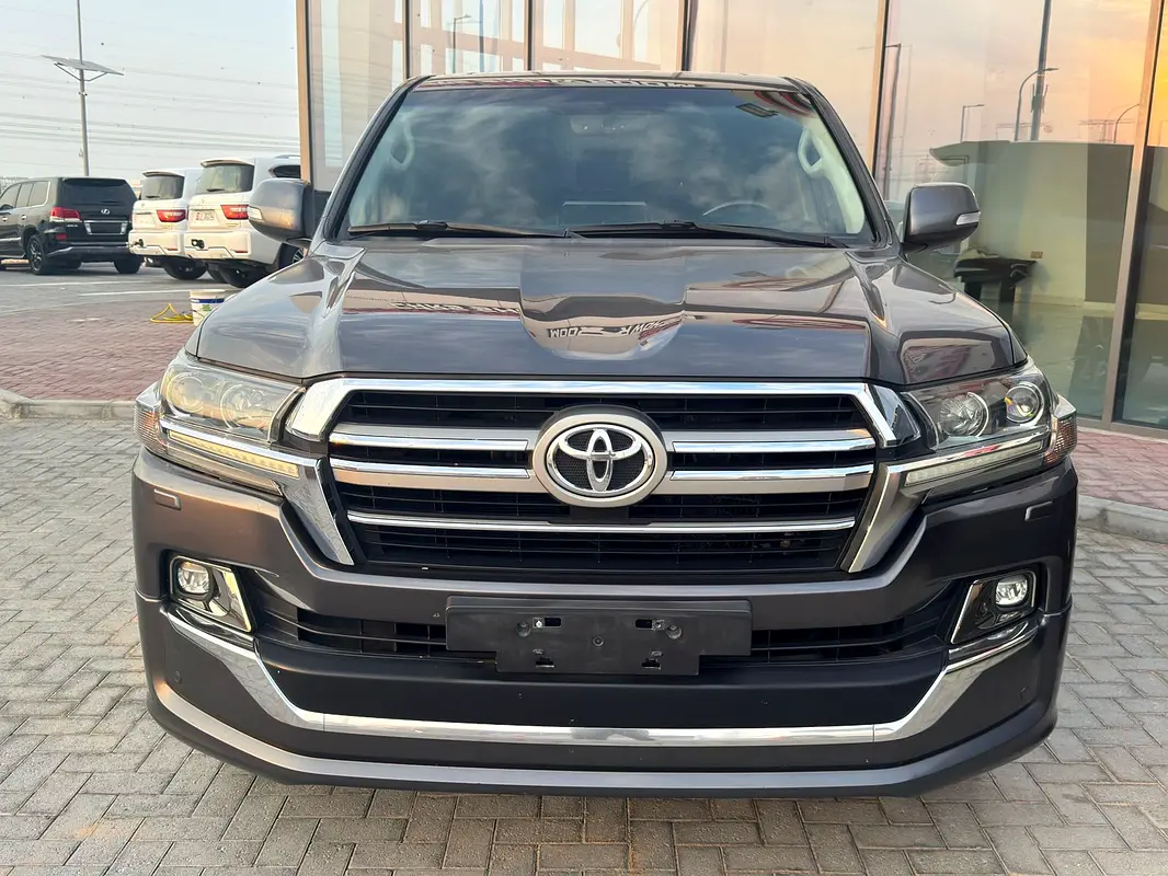 Toyota Land Cruiser 2019 — photo 1 of 6