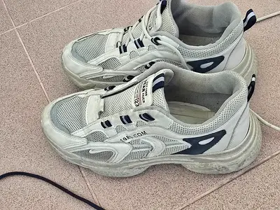 Girl Shoe size 6 - 50 dhs