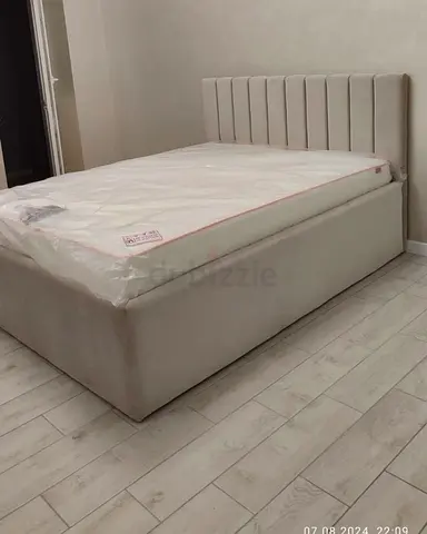 Comfortable King Size Bed with Mattress