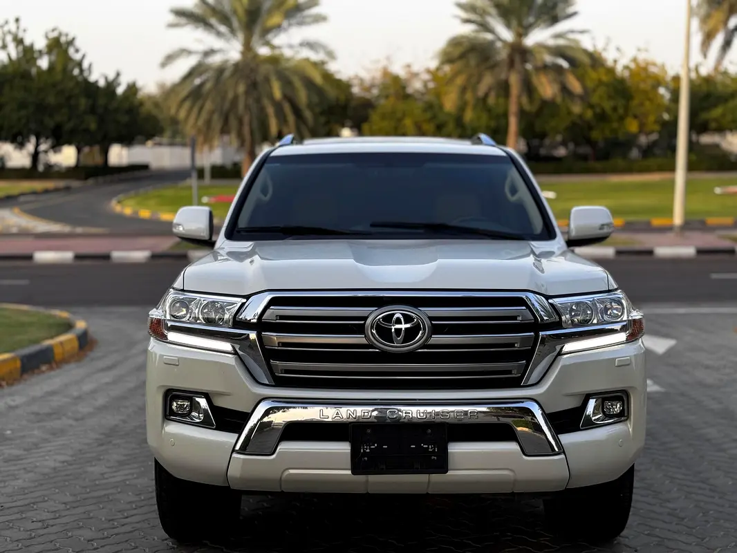 Toyota Land Cruiser 2017 — photo 1 of 6