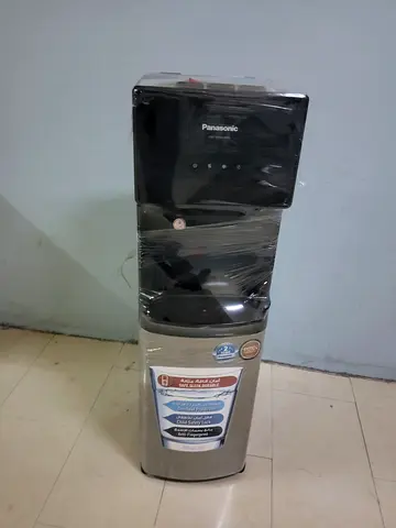 Bottom load water dispenser
