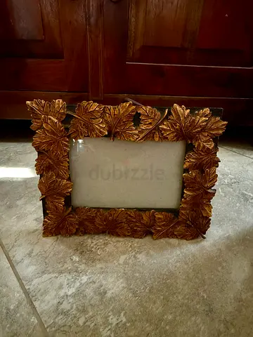 Vintage Leaf-Designed Photo Frame