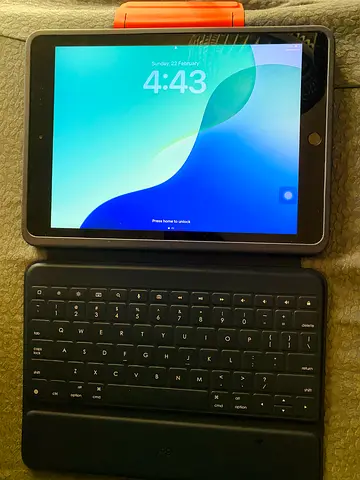 Apple iPad with Keyboard Case - Great Condition