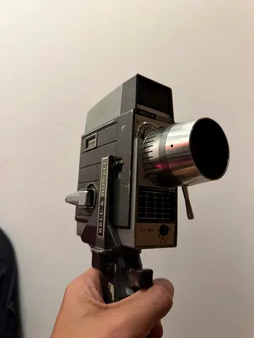 A BELL AND HOWELL 1960S AUTOSET III 8MM ELECTRIC EYE CINE CAMERA