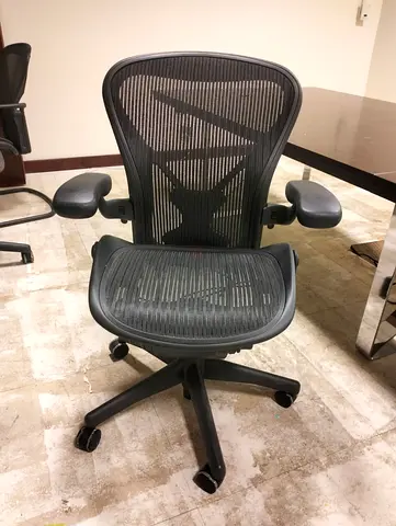For selling Herman Miller Aeron chair good condition same look new one available