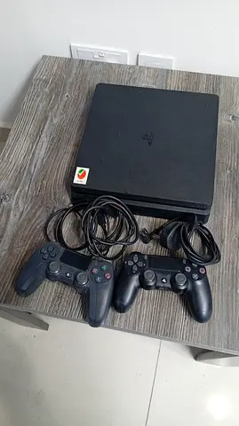 Ps4 Slim With 2 Controlers