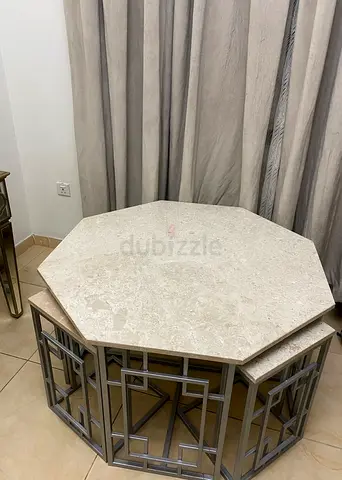 للبيع طاولة رخام دائرية كبيره مع اربع طاولات صغار