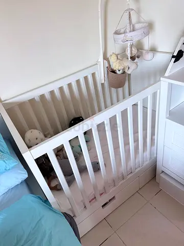 White Baby Cot / Crib with Mattress – Very Good Condition