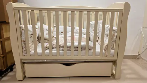 Veres 18 Pro Baby Crib, Gently Used Baby Crib with Storage Drawer. Its with Pendulum Swing System