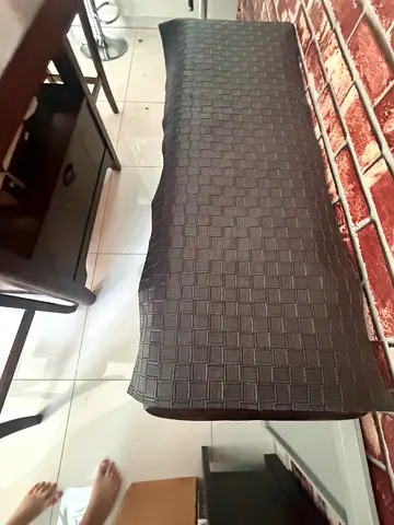 Selling brand new table with chairs 550 can give for 500