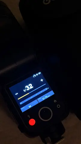 فلاش كاميرا Godox V100 الحالة: جديدة بالكامل، ما تم استخدامها. قوة إضاءة ممتازة وأداء احترافي للتصو