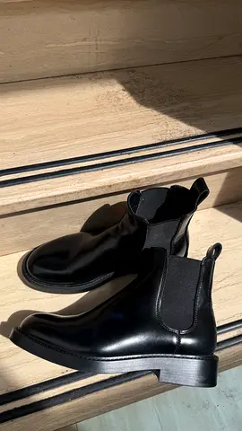 Zara Chelsea Boots – Size 40 / 6 – Excellent Condition