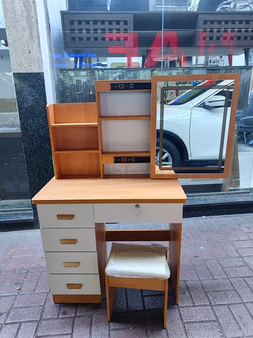 Stylish Wooden Vanity Table with Mirror