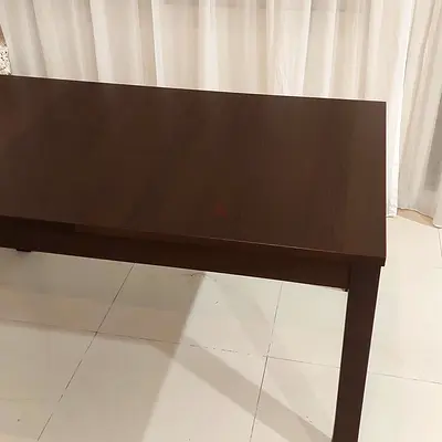 Dining Table 4 seater  extendable to 6 seather, solid wood  is in very good condition