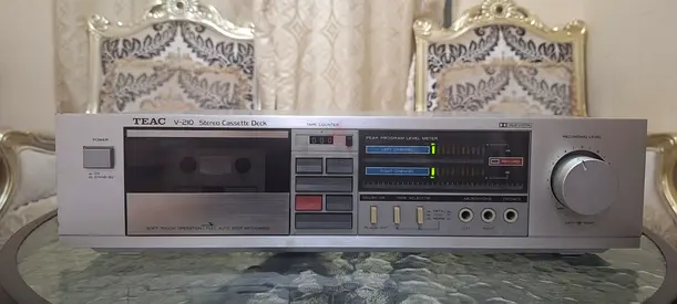 TEAC V - 210 (Sterio Cassette Deck) 220 Volts for Sale in very Good Condition.