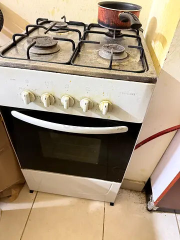 Cooking range with gas cylinder