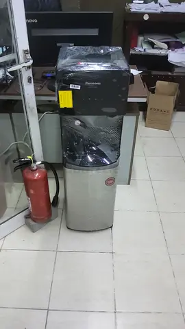 Bottom load water dispenser