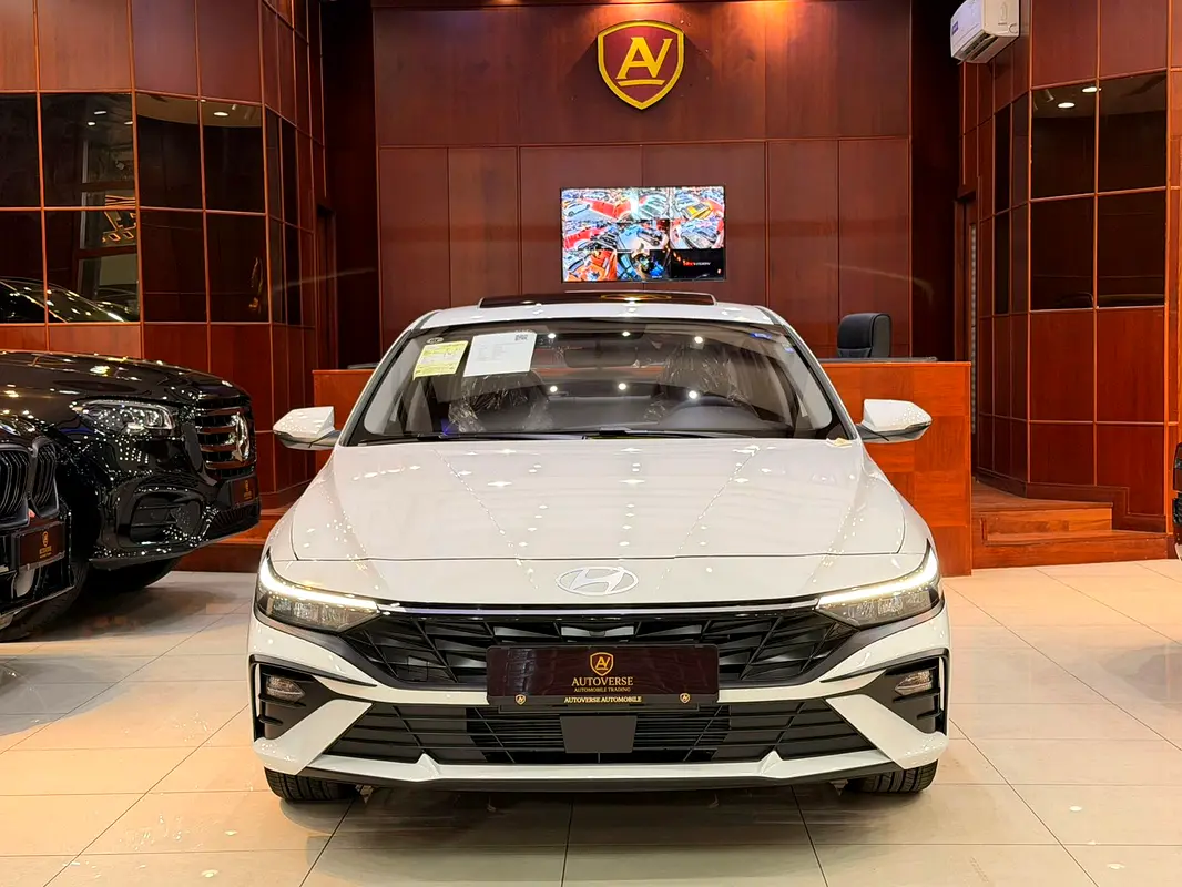 Hyundai Elantra 2025 — photo 1 of 11