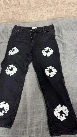 بنطلون جينز عليه رسمه ورود