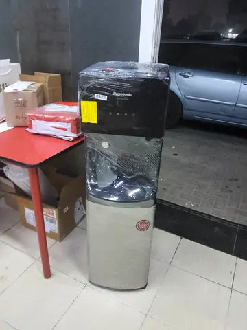 Bottom load water dispenser