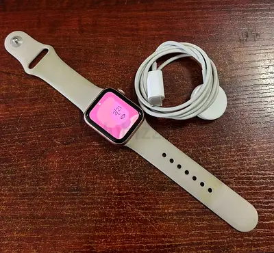 Apple Watch SE GPS 40mm Smartwatch with Starlight Aluminium Case with Starlight Sport Band