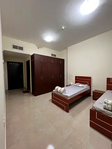 غرفه ماستر للايجار لشخصين او ثلاثه  jvc