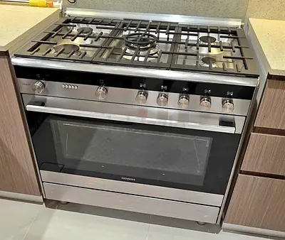 Siemens IQ 700 top gas oven is electric latest model same like new condition