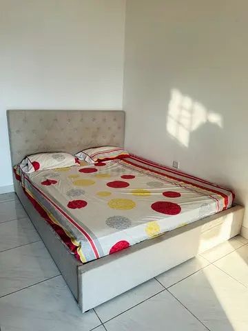 Queen Size Hydraulic Storage Bed with Comfortable Mattress