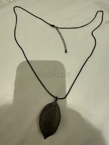 Elegant Leaf Pendant Necklace