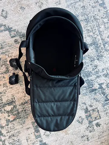 Stokke Yoyo bassinet + FREE adapters