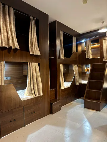 Executive Bed Space Available very close to Dubai Internet Metro station only kabayan