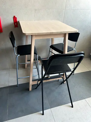 Bar table + 3 chairs