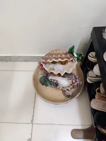 Elegant Shell-Designed Decorative Piece