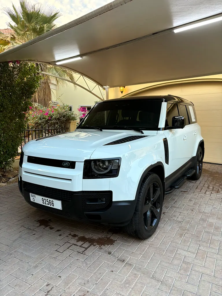 Land Rover Defender 2023 — photo 1 of 10
