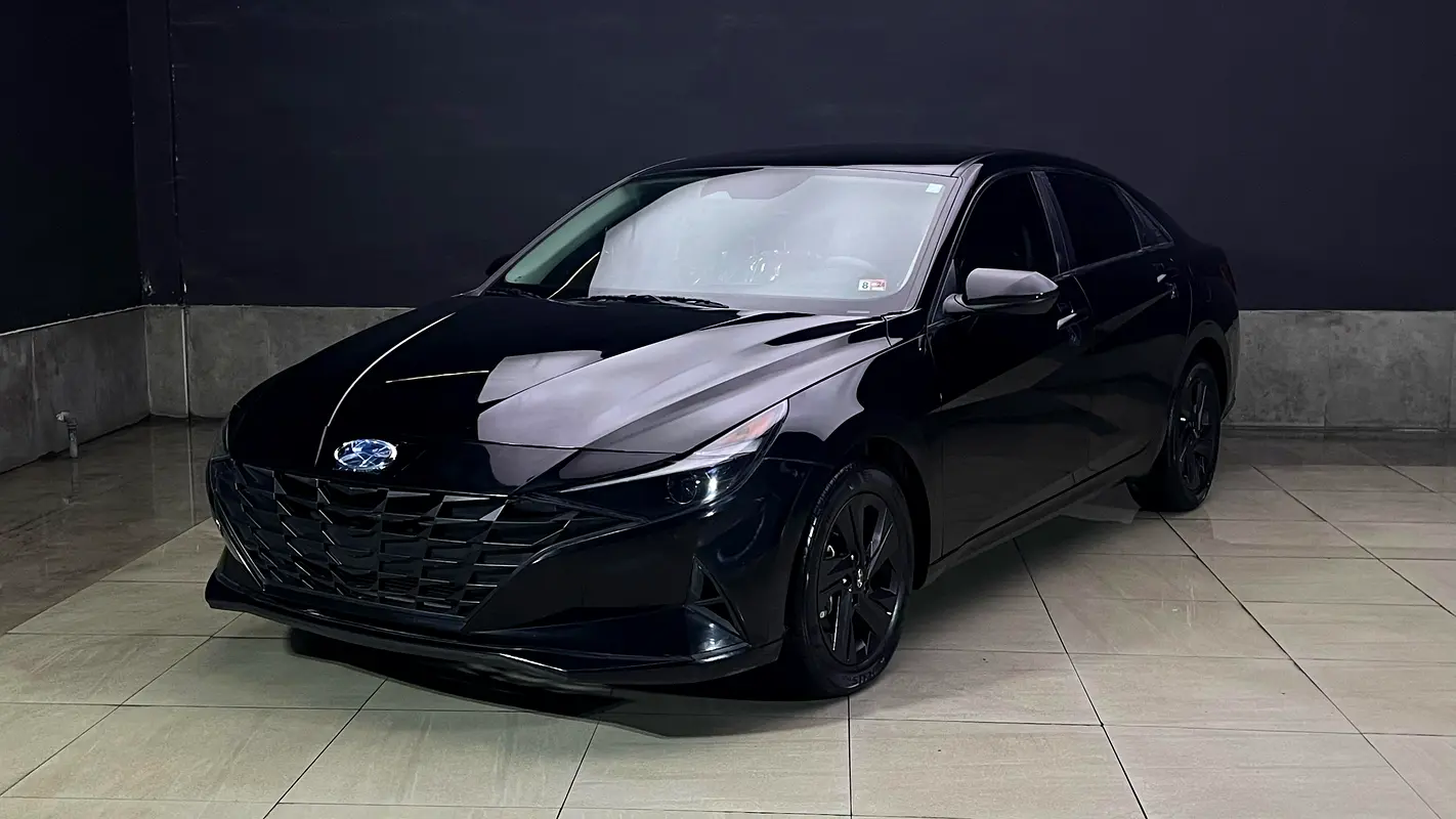 Hyundai Elantra 2022 — photo 1 of 17