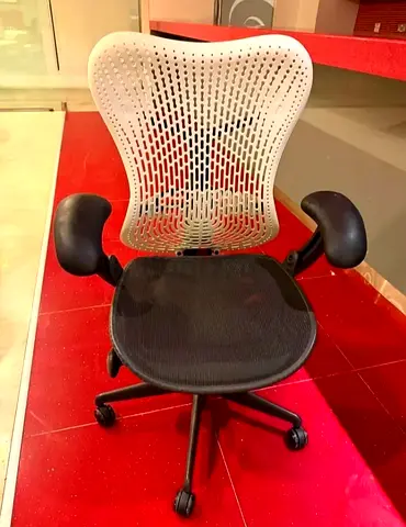 .Herman Miller Mirra 1 Chair Full Option