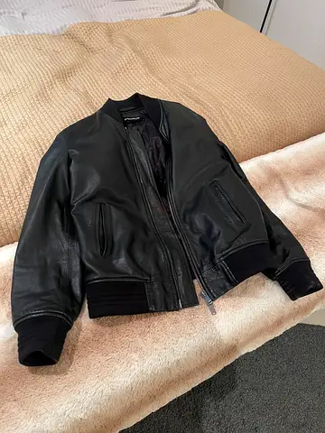 Stylish Black Leather Bomber Jacket | DONDUP