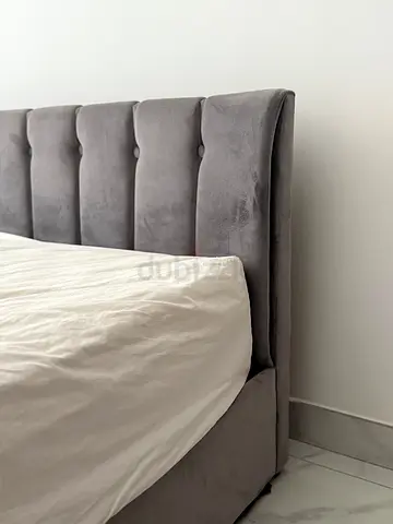 Queen Size Bed Frame with Under-Bed Storage (the lift-up hydraulic system)
No Mattress