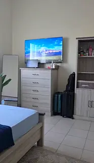 Private room with attached bathroom near to metro in discovery gardens