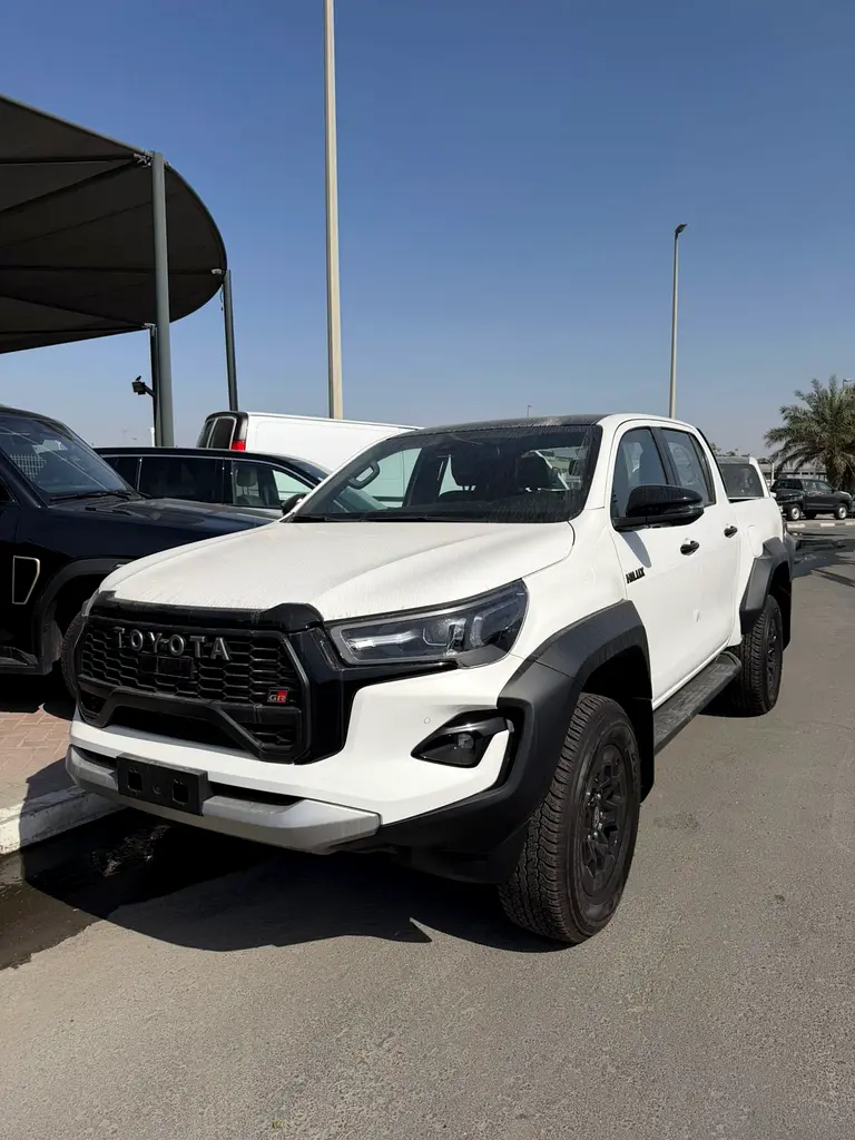 Toyota Hilux 2025 — photo 1 of 4