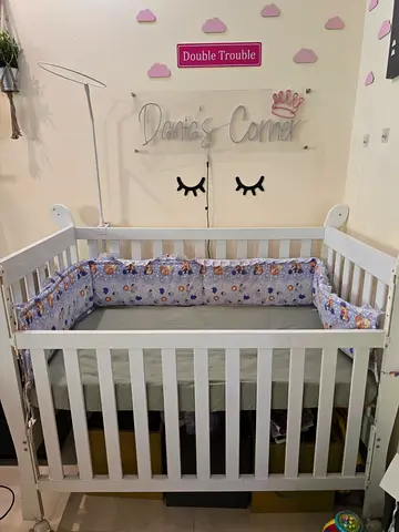 Free delivery in AbuDhabi - White Baby Crib (Cot) on Wheels with mattress