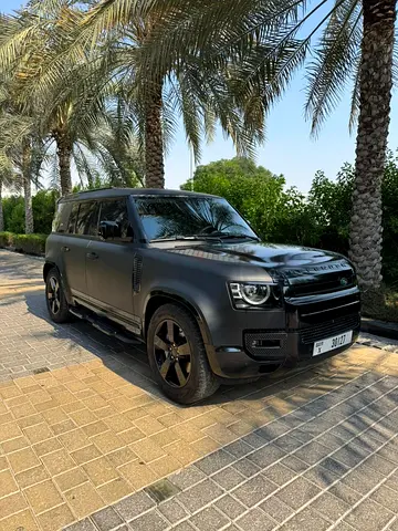 سيارة Land Rover Defender بحالة ممتازة، تصميم قوي وفخم، مناسبة للمدينة والرحلات البرية.