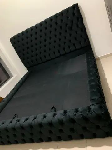 Stylish Black Velvet Bed Frame with Tufted Headboard