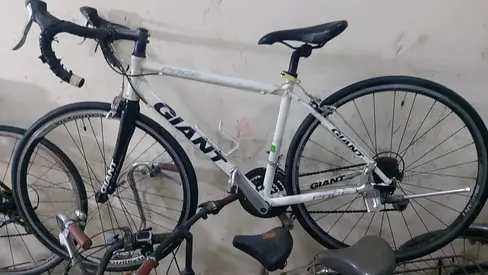 Giant Road Bike – Aluminum Frame – Lightweight – Good Condition