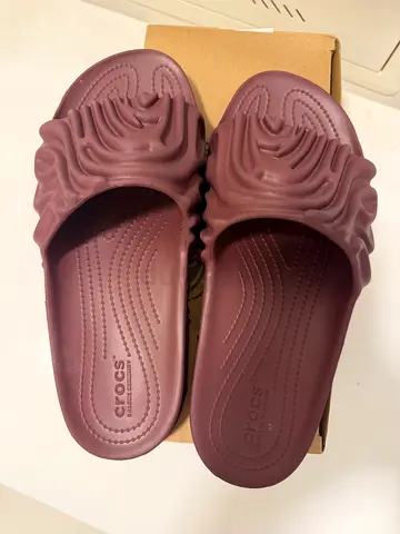Crocs 
The Pollex Slides Huckle x Salehe Bembury - Burgundy
Size 9